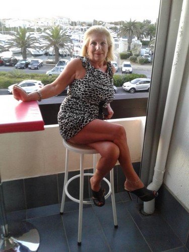 Plan trio avec une vieille blonde en rut