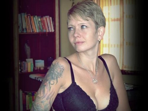 Blonde tatouée et percée cherche relation adultère