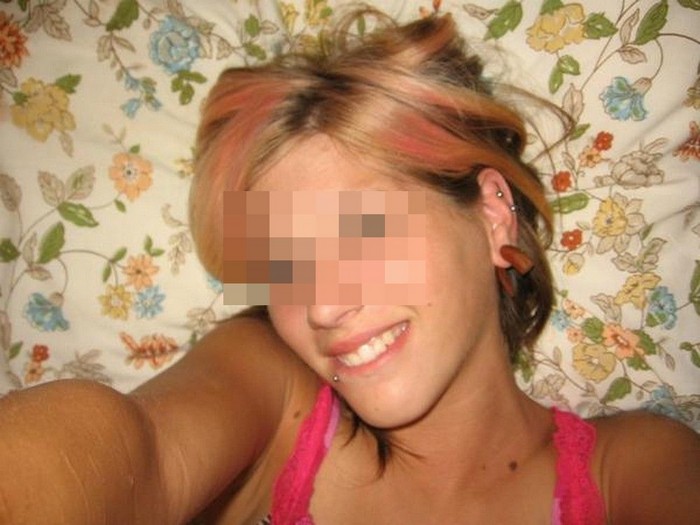 Ingrid, fan de jeux de rôles coquins avec h et couples, accepte propositions de rencontres sur Talence
